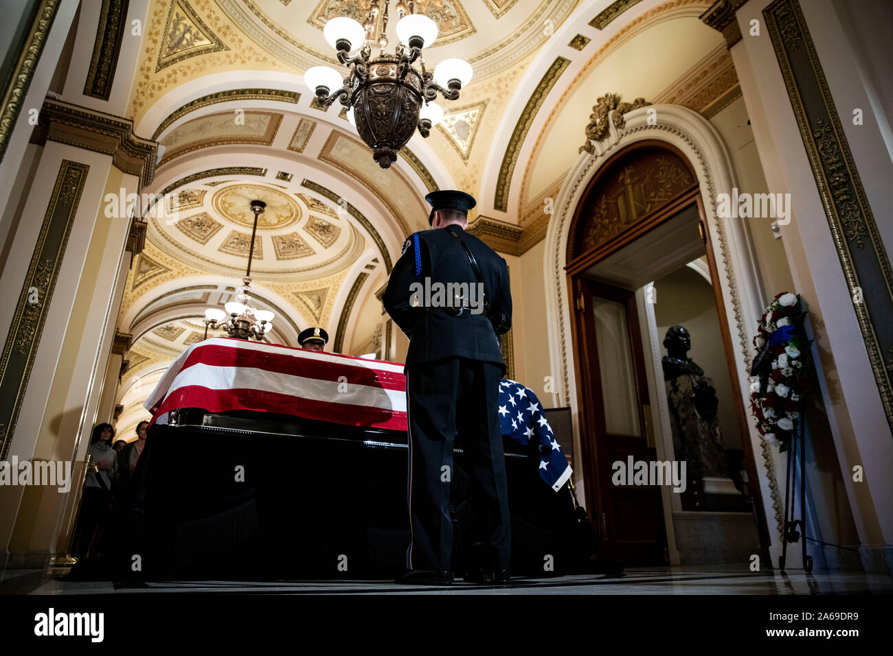 Washington DC, Stati Uniti d'America. 24 ott 2019. Un Capitol polizia guardia d'onore si erge guarda oltre lo scrigno del tardo rappresentante degli Stati Uniti Elia Cummings (Democratico del Maryland) al di fuori della camera della casa presso l'U.S. Campidoglio in Washington, DC, Stati Uniti, giovedì 24 ottobre, 2019. Cummings, una figura chiave nel democratici' impeachment inchiesta e un critico feroce del Presidente americano Trump, morì all'età di 68 il 17 ottobre a causa di complicazioni relative lunga sfide sanitarie. Credito: dpa picture alliance/Alamy Live News Foto Stock