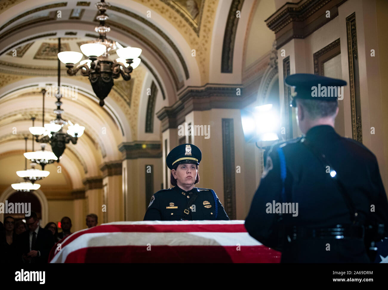 Washington DC, Stati Uniti d'America. 24 ott 2019. Un Capitol polizia guardia d'onore si erge guarda oltre lo scrigno del tardo rappresentante degli Stati Uniti Elia Cummings (Democratico del Maryland) come i visitatori di pagare i loro rispetti al di fuori della camera della casa presso l'U.S. Campidoglio in Washington, DC, Stati Uniti, giovedì 24 ottobre, 2019. Cummings, una figura chiave nel democratici' impeachment inchiesta e un critico feroce del Presidente americano Trump, morì all'età di 68 il 17 ottobre a causa di complicazioni relative lunga sfide sanitarie. Credito: dpa picture alliance/Alamy Live News Foto Stock