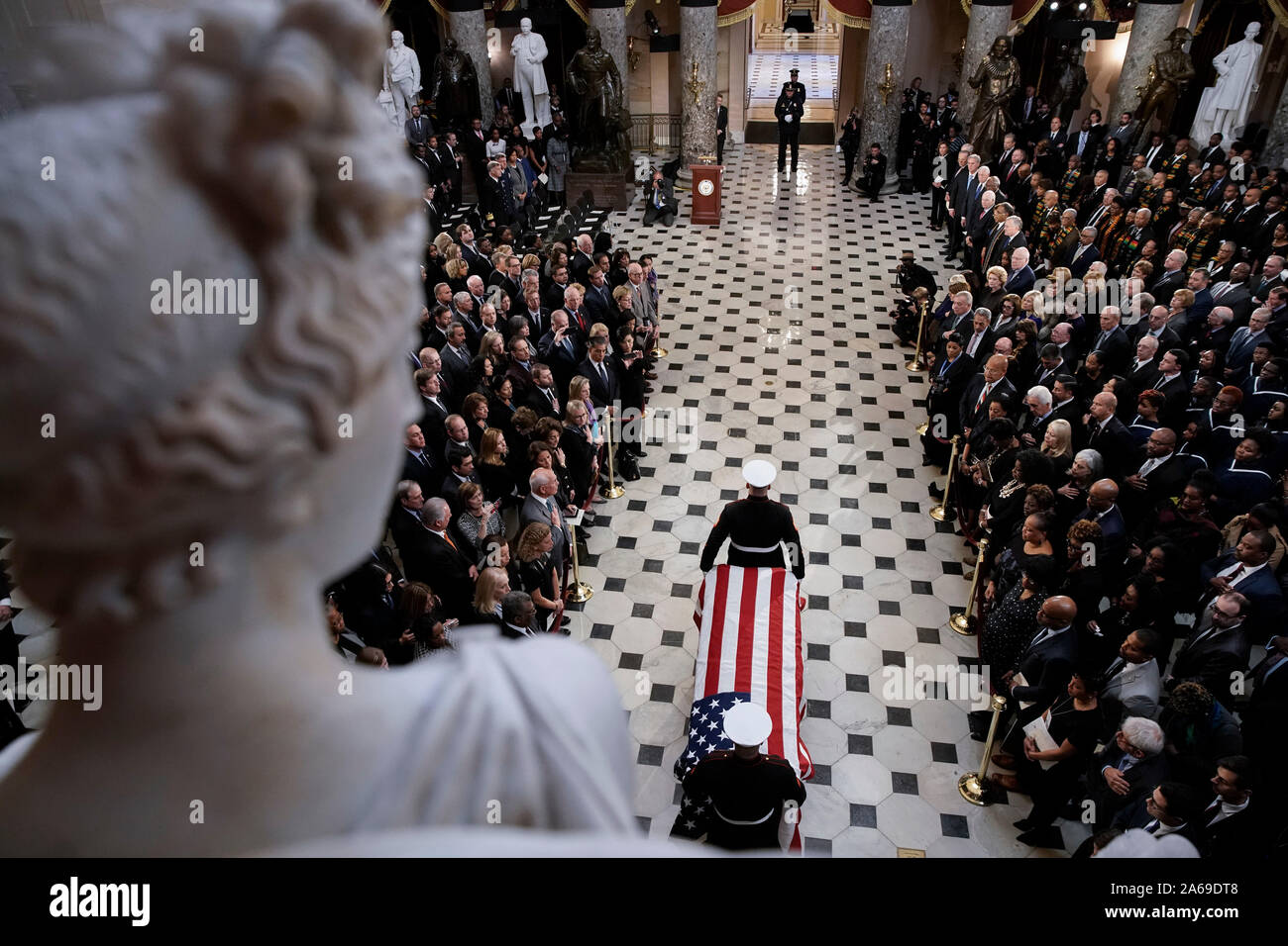 Washington DC, Stati Uniti d'America. 24 ott 2019. Bandiera-drappeggiato scrigno del tardo rappresentante degli Stati Uniti Elia Cummings (Democratico del Maryland) viene effettuata attraverso la statuaria nazionale Hall durante un memoriale di servizio presso l'U.S. Campidoglio in Washington, DC, Stati Uniti, giovedì 24 ottobre, 2019. Cummings, una figura chiave nel democratici' impeachment inchiesta e un critico feroce del Presidente americano Trump, morì all'età di 68 il 17 ottobre a causa di complicazioni relative lunga sfide sanitarie. Credito: dpa picture alliance/Alamy Live News Foto Stock