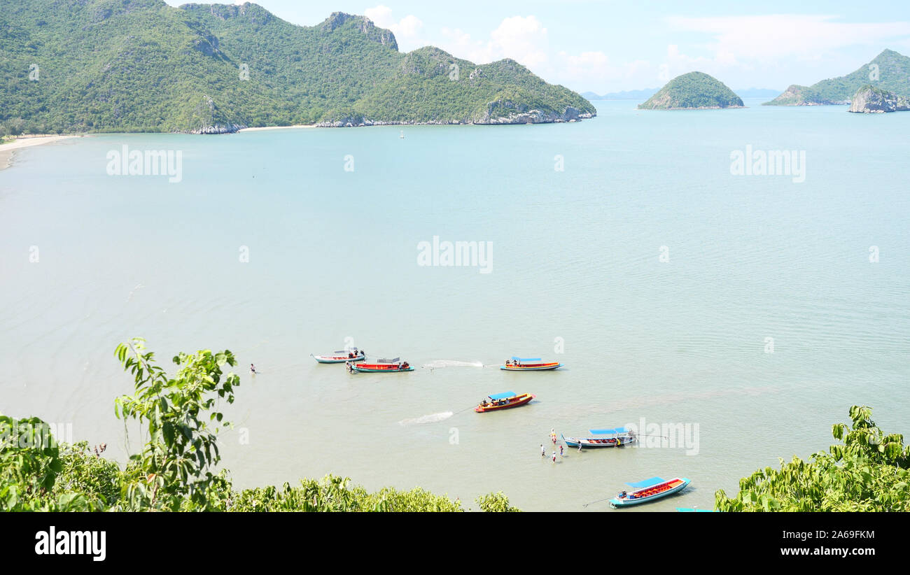 Gruppo di navi che viaggiano nel mare, piccola isola con cielo blu e soffice nuvola , vista aerea a Bang Pu Beach, Khao Sam Roi Yot National Park, Thailandia Foto Stock