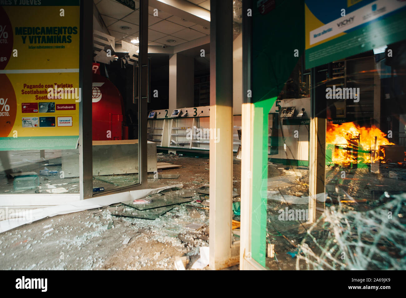 QUILPUE, Cile - 20 Ottobre 2019 - Farmacia è saccheggiato durante le proteste del 'eludere' movimento contro il governo di Sebastian Pinera Foto Stock