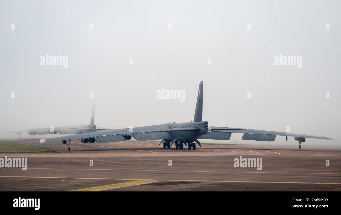 Due Stati Uniti Air Force B-52H Stratofortress aeromobile distribuito da Barksdale Air Force Base in Louisiana, taxi prima di decollare a RAF Fairford, Inghilterra, Ottobre 23, 2019. I due bombardieri è volato in prossimità del Mar Baltico come un parte di Bomber Task Force Europa 20-1 per condurre il teatro integrazione e migliorare bomber l'interoperabilità con i partner e le nazioni alleate. (U.S. Air Force photo by Staff Sgt. Philip Bryant) Foto Stock