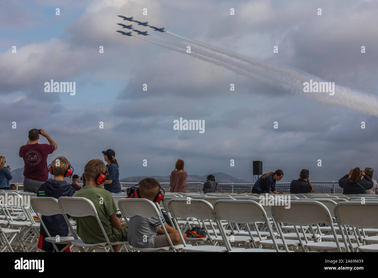 Gli Stati Uniti Navy Blue Angels eseguita per l'annuale "Blue Angels incontrare e salutare" al 2019 MCAS Miramar Air Show su MCAS Miramar, California, 26 Sett. Questo anno di air show onora i soccorritori grazie a numerosi spettacoli e visualizza che evidenziare i soccorritori e i loro successi. (U.S. Marine Corps foto di Sgt. Jake McClung) Foto Stock