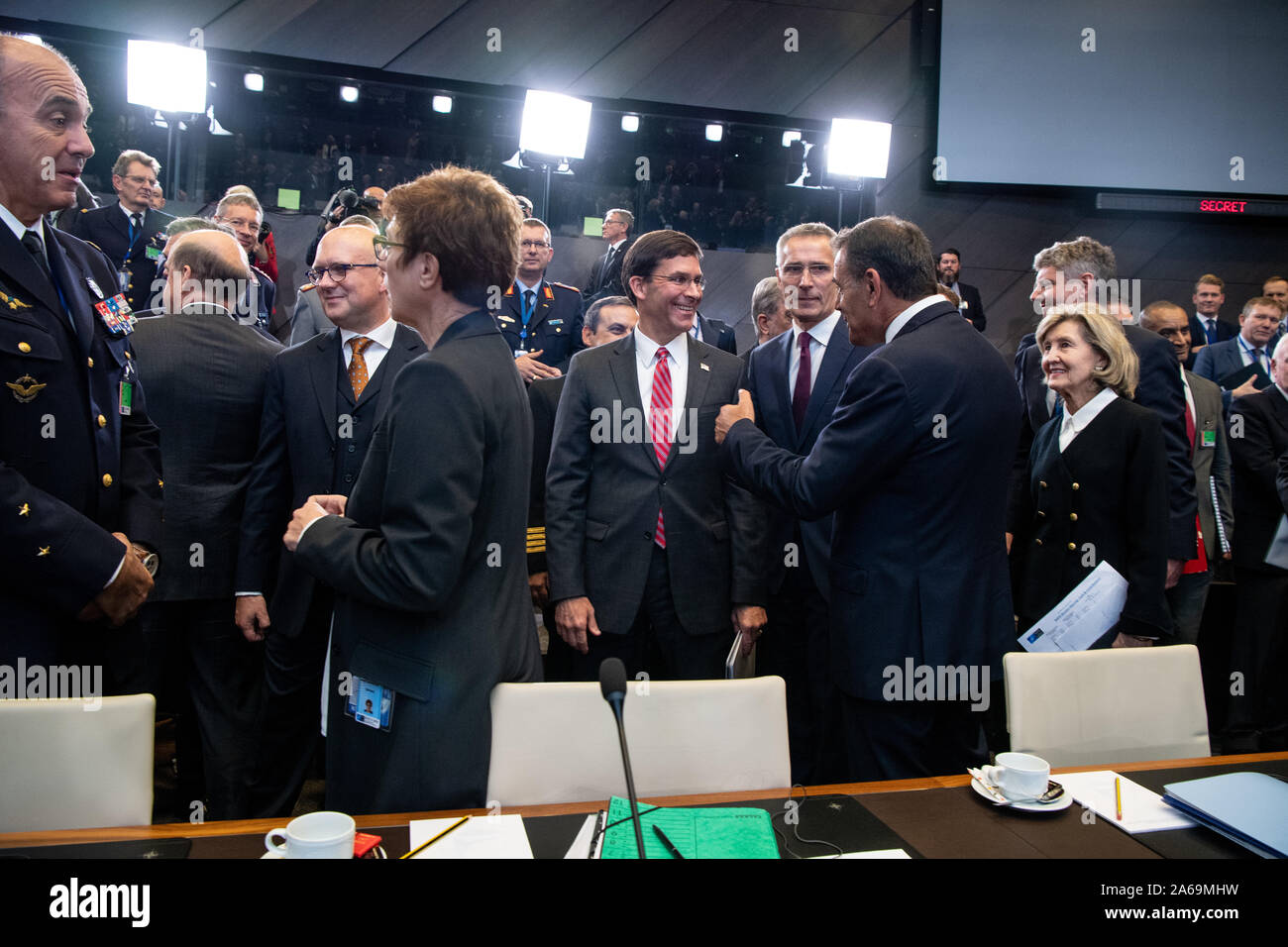 Il Segretario della Difesa Mark T. Esper soddisfa con l'estero dei ministri della difesa in occasione delle riunioni del Consiglio Nord Atlantico (NAC) a livello di Ministri della difesa presso la sede della NATO a Bruxelles, Belgio, 24 ottobre, 2019. (DoD foto di U.S. Il personale dell'esercito Sgt. Nicole Mejia) Foto Stock