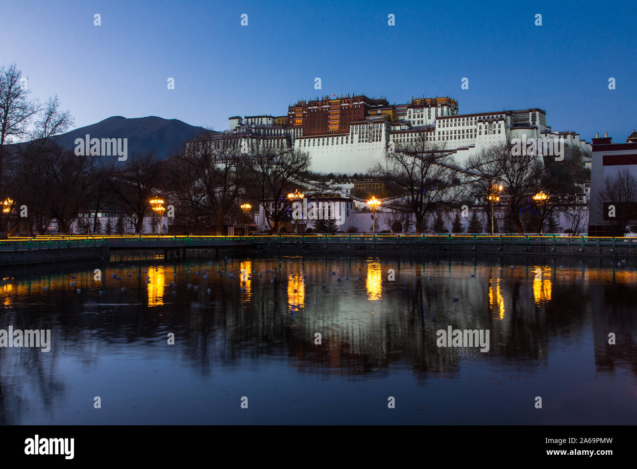 Riflessioni del Potala al crepuscolo serale a Lhasa, in Tibet. Ex palazzo d'inverno del Dalai Lama e ora un sito Patrimonio Mondiale dell'UNESCO. Foto Stock