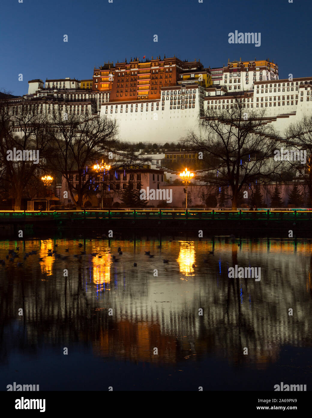 Riflessioni del Potala al crepuscolo serale a Lhasa, in Tibet. Ex palazzo d'inverno del Dalai Lama e ora un sito Patrimonio Mondiale dell'UNESCO. Foto Stock