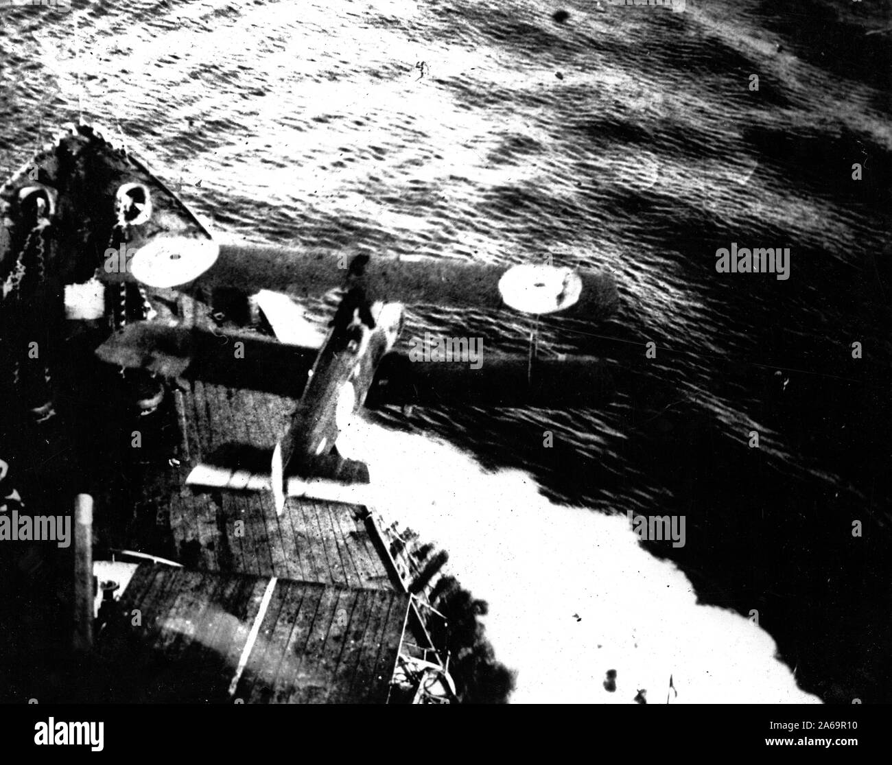 Un aereo della British Royal vigore lasciando il suo ormeggio su un incrociatore leggero nel canale in lingua inglese per un viaggio su Ostenda e Zeebrugge. Il recipiente è stato sotto il pieno vapore al momento. Foto Stock