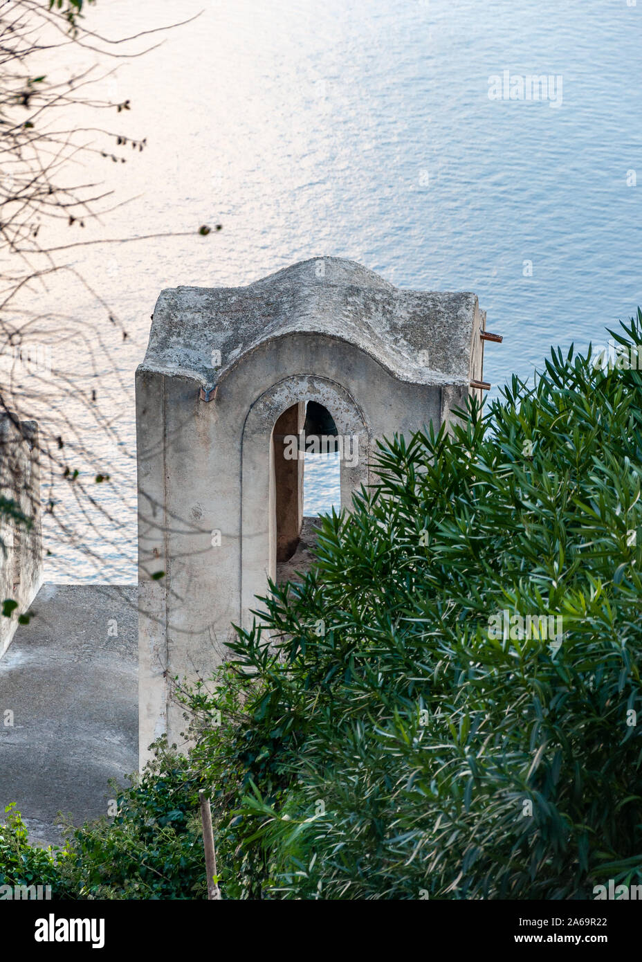 Ravello, sulla Costiera Amalfitana. Strada pedonale che scende verso il mare e Amalfi, con dettaglio della chiesa di Santa Maria delle Grazie". Foto Stock