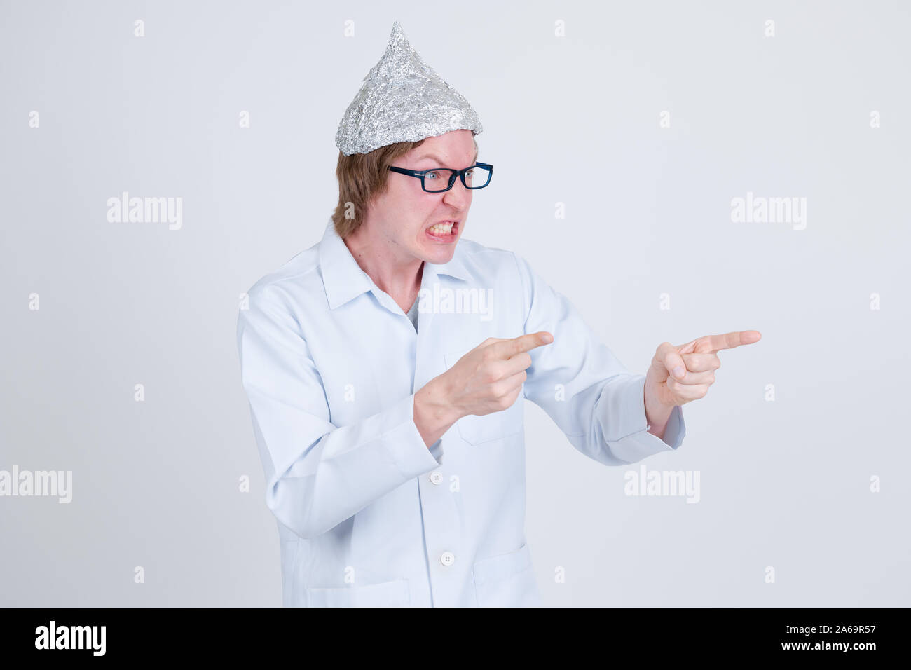 Ha sottolineato il giovane medico con carta stagnola hat cercando arrabbiato e puntare il dito Foto Stock