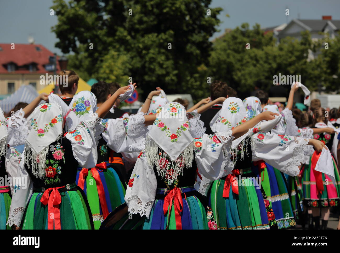 Il gruppo di donne polacche, ragazze nei tradizionali costumi da Lowicz regione marzo annuale celebra il Corpus Domini vacanza. Foto Stock