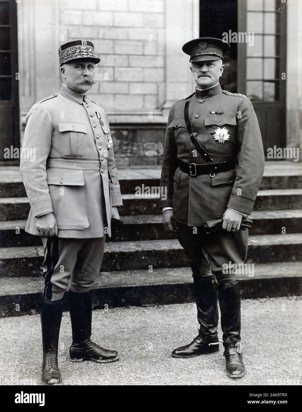 Marshall Petain dell'esercito di Francia e il generale John J. Pershing, U.S.A., in American quartier generale, Chaumont, Francia ca. 1/14/1919 Foto Stock