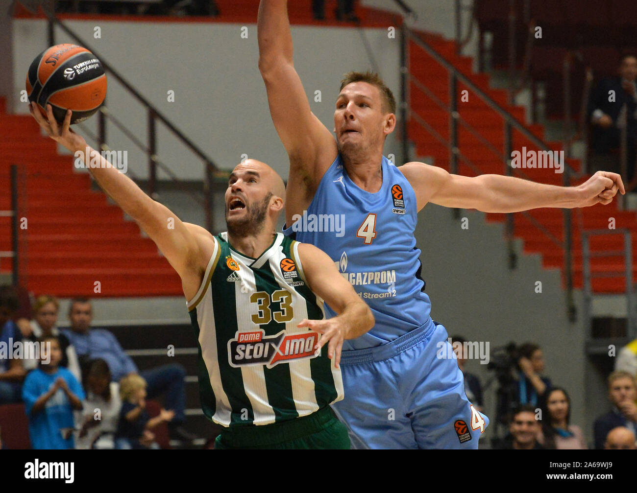 San Pietroburgo, Russia. 24 ott 2019. La Russia, San Pietroburgo, 24 ottobre 2019. Panathinaikos BC giocatori Nick Calates e Zenit BC Colton Iverson (da sinistra a destra) in Eurolega di basket match tra le squadre di Zenit (St. Pietroburgo, Russia) e Panathinaikos (Atene, Grecia) nell'Arena Sibur sports complex Credit: Andrey Pronin/ZUMA filo/Alamy Live News Foto Stock