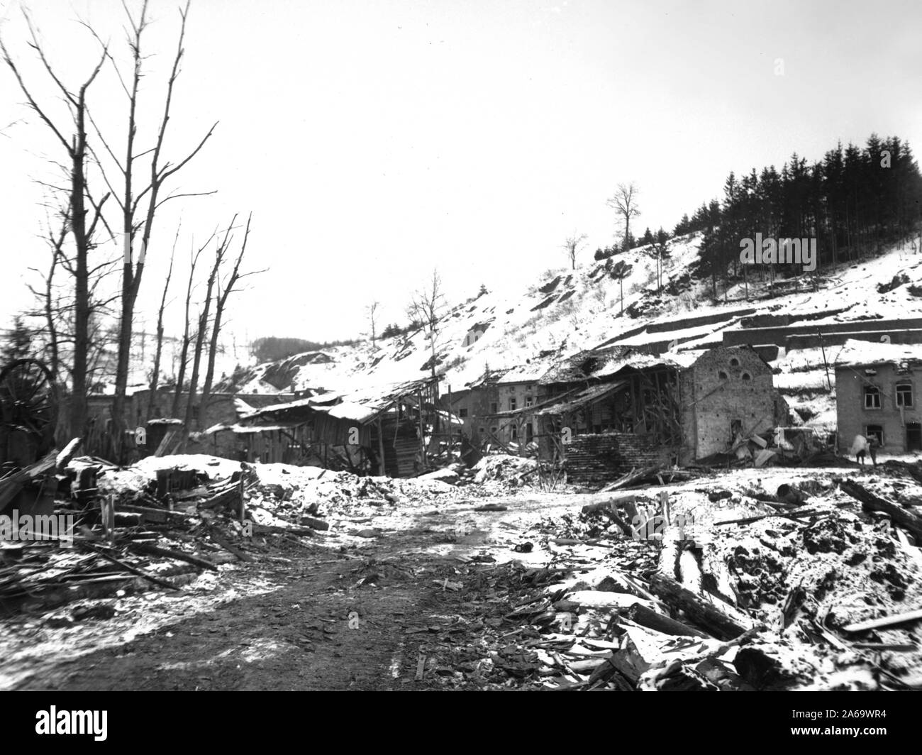 Una vista del danno fatto a Houffalize, Belgio, da sgranare. La città fu ripreso dai tedeschi dalla seconda Divisione Corazzate. FUSA, 1/18/45 Foto Stock