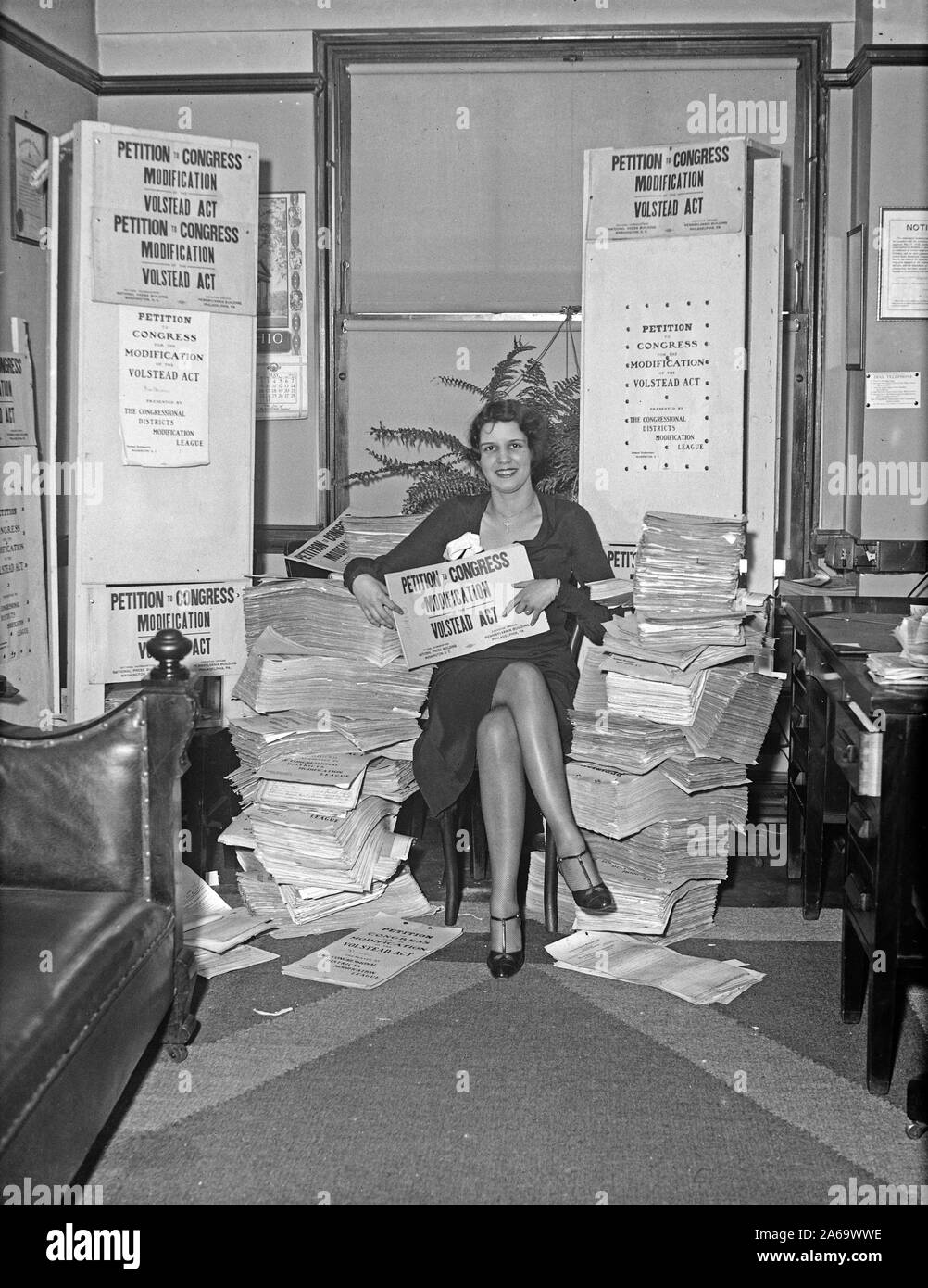 Donna con segni: Petizione al Congresso di modificazione, Volstead Act ca. 1932 Foto Stock