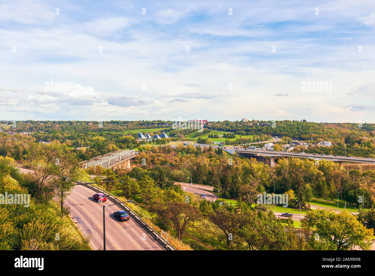 Vista delle piramidi del Muttart Conservatory (Giardino Botanico). Edmonton. Lo stato di Alberta. Canada Foto Stock