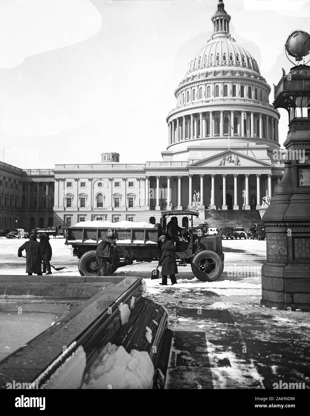 La rimozione di neve nella parte anteriore di U.S. Capitol, Washington D.C. ca. 1932 Foto Stock