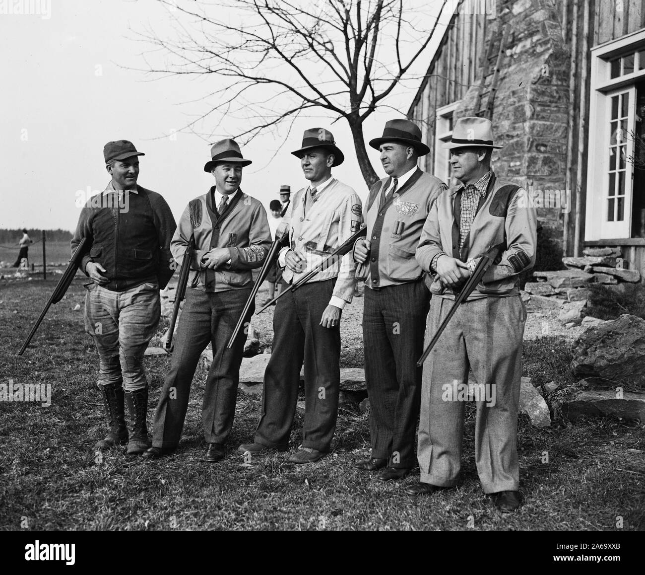 Un gruppo di uomini armati di pistole vestito per la caccia di ca. Marzo 1936 Foto Stock