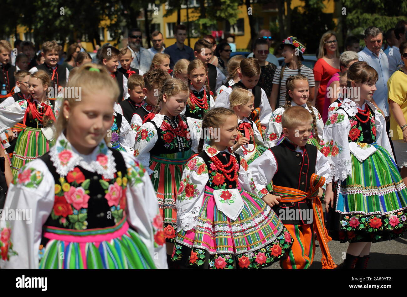 I bambini e gli altri nei tradizionali costumi da Lowicz regione marzo in strada nel corso annuale di Corpus Christi holiday celebrazione. Foto Stock