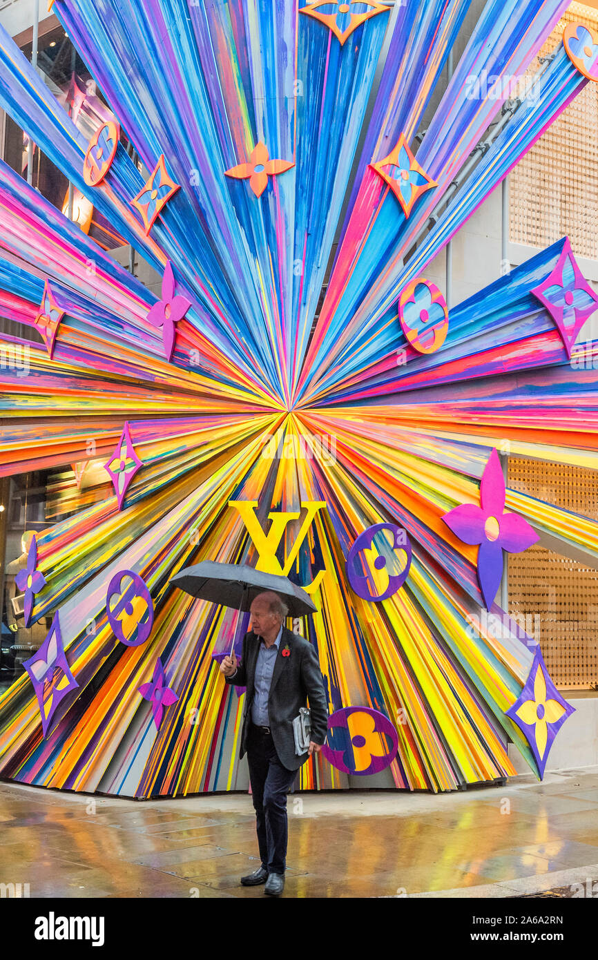 New Bond Street, Londra, Regno Unito. 24 ott 2019. Il rinnovato negozio Louis Vuitton ri si apre con una grande e colorata esplosione di stelle l'installazione su un angolo della parete esterna. Credito: Guy Bell/Alamy Live News Foto Stock