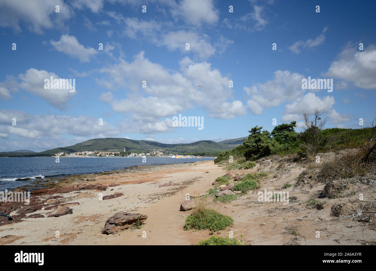 Vista panoramica della costa vicino ad Alghero, in Sardegna, isola, con Fertilia città in background Foto Stock
