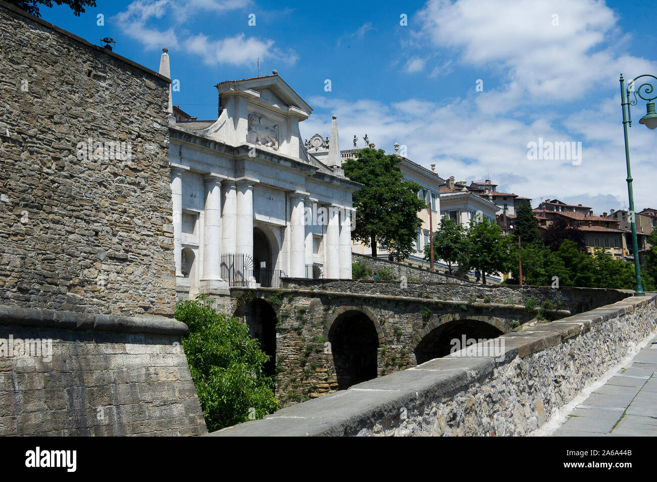 La Vecchia Città Alta di Bergamo, Lombardia, Italia. Patrimonio Mondiale dell'Unesco. Cancello s. James Foto Stock