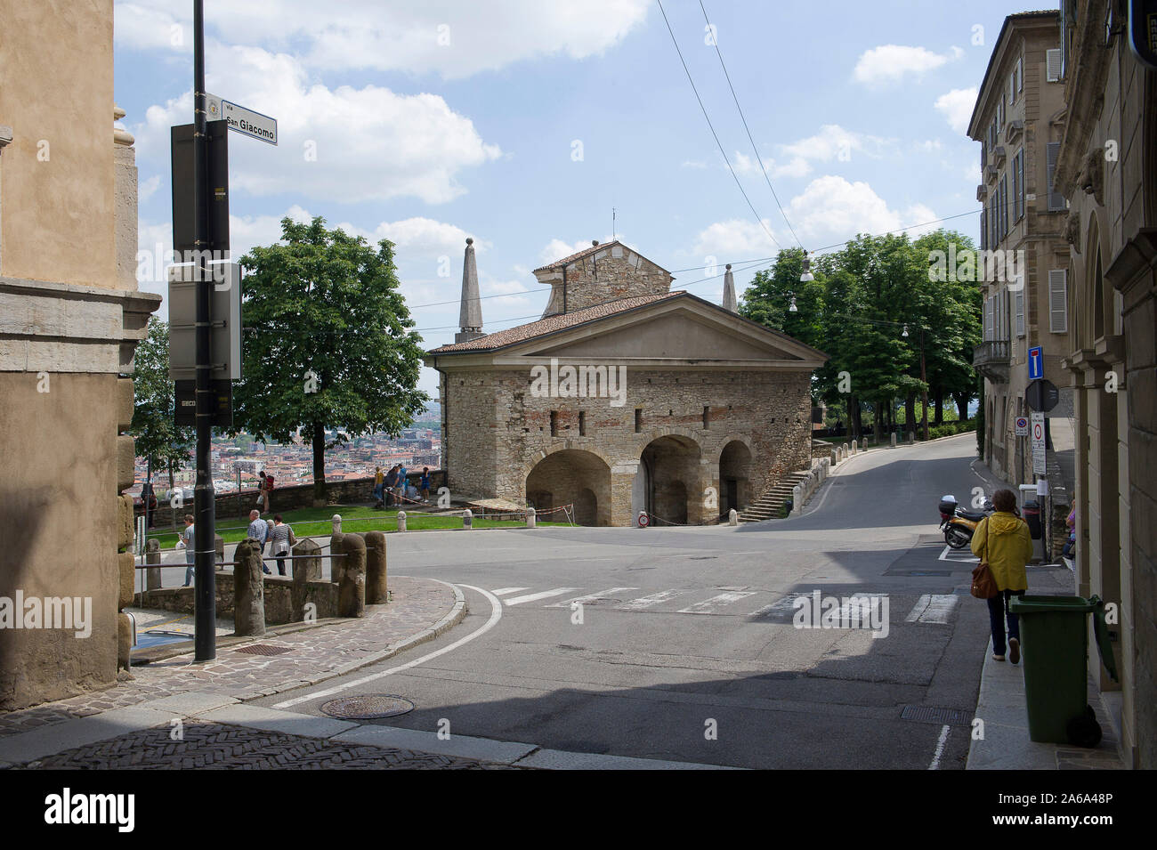 La Vecchia Città Alta di Bergamo, Lombardia, Italia. Patrimonio Mondiale dell'Unesco. Retro della porta s. James Foto Stock