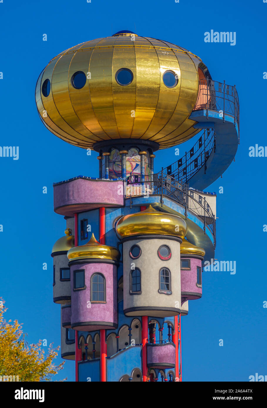 Torre Kuchlbauer dall architetto Friedensreich Hundertwasser, Kuchlbauer birreria, Abensberg, Bassa Baviera, Baviera, Germania, Europa Foto Stock