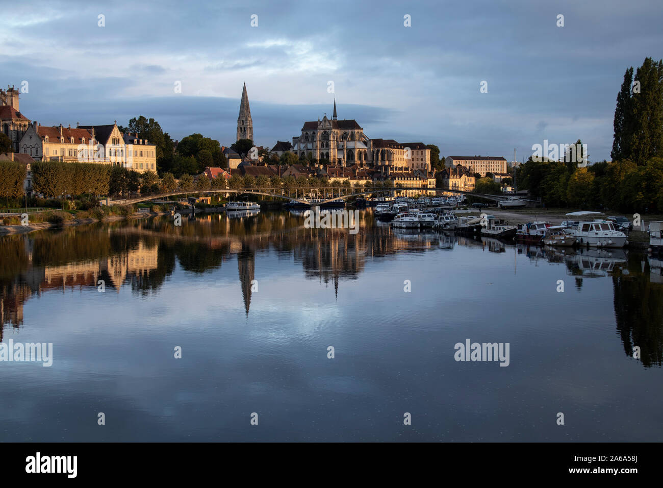 Auxerre, sul Canal du Nivernais e fiume Yonne, Francia Foto Stock