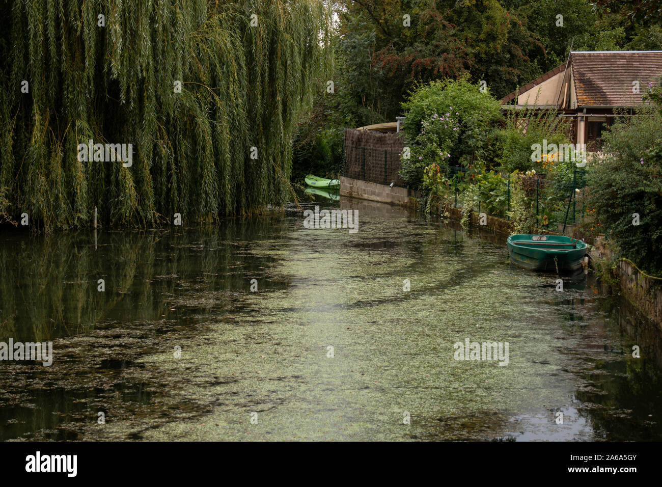 Piccolo Fiume Tributory immettendo il Canal du Nivernais & fiume Yonne in Francia, vicino a Auxerre. Foto Stock