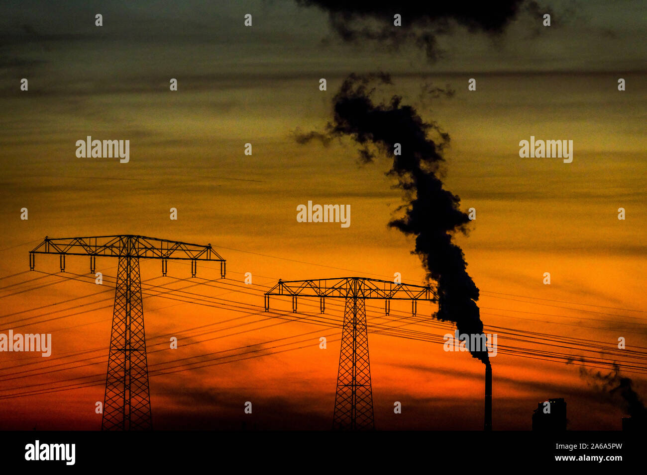 Il riscaldamento globale il fumo del camino al tramonto le linee elettriche della Germania cambiano le emissioni climatiche il cambiamento climatico le emissioni di co2 il fumo il riscaldamento globale Foto Stock