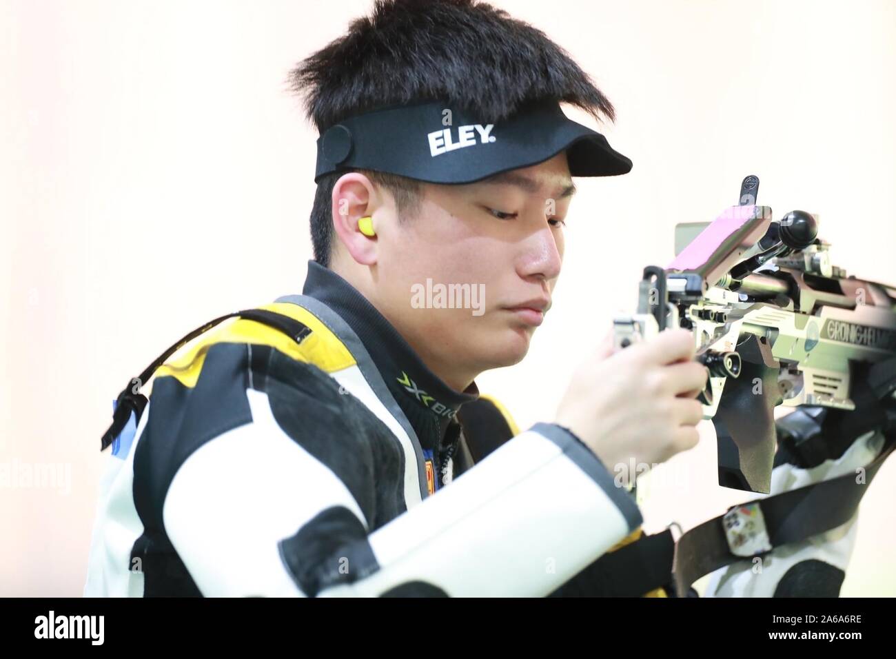 Wuhan, la Cina della provincia di Hubei. 25 ott 2019. Cao Bo di Cina compete durante la gara individuale di uomini 300m militare fuoco rapido rifle finale di tiro al settimo CISM Giochi Mondiali Militari a Wuhan, capitale della Cina centrale della provincia di Hubei, 25 ottobre 2019. Credito: Liu Xu/Xinhua/Alamy Live News Foto Stock