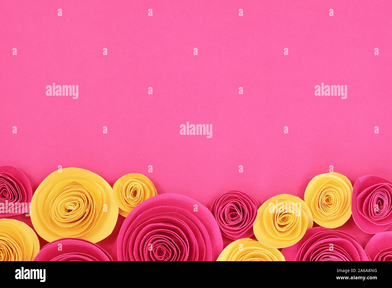 Rosa e rosa gialla piatto sfondo laici con predisposti fiori di carta a fondo e svuotare lo spazio di copia in medio Foto Stock