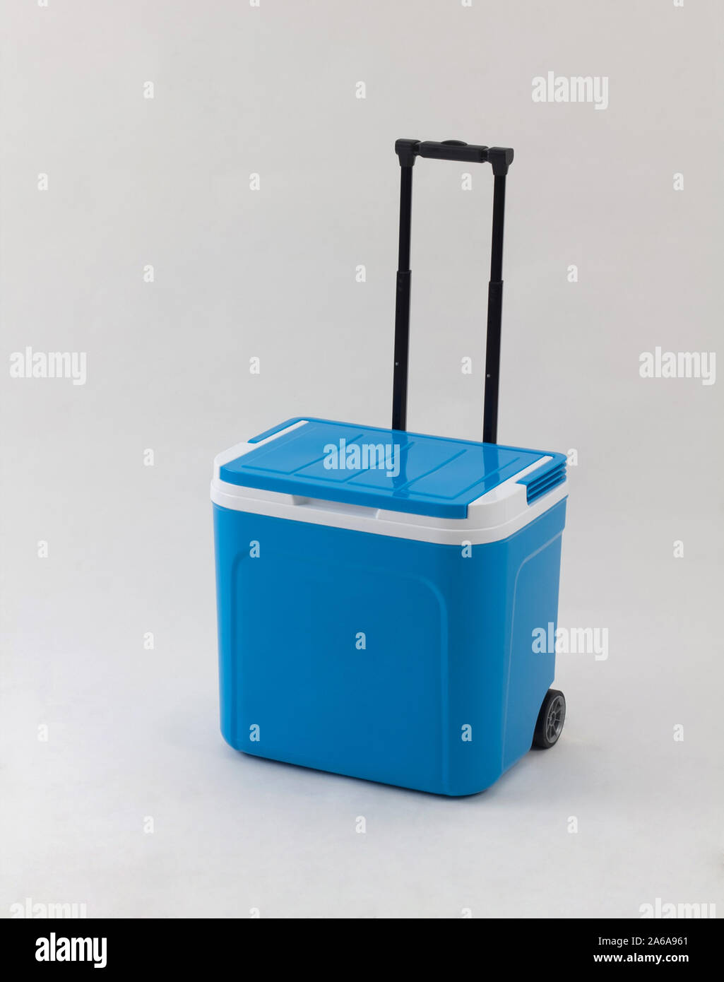 Blue box di raffreddamento con manico regolabile e ruote isolati su sfondo bianco Foto Stock