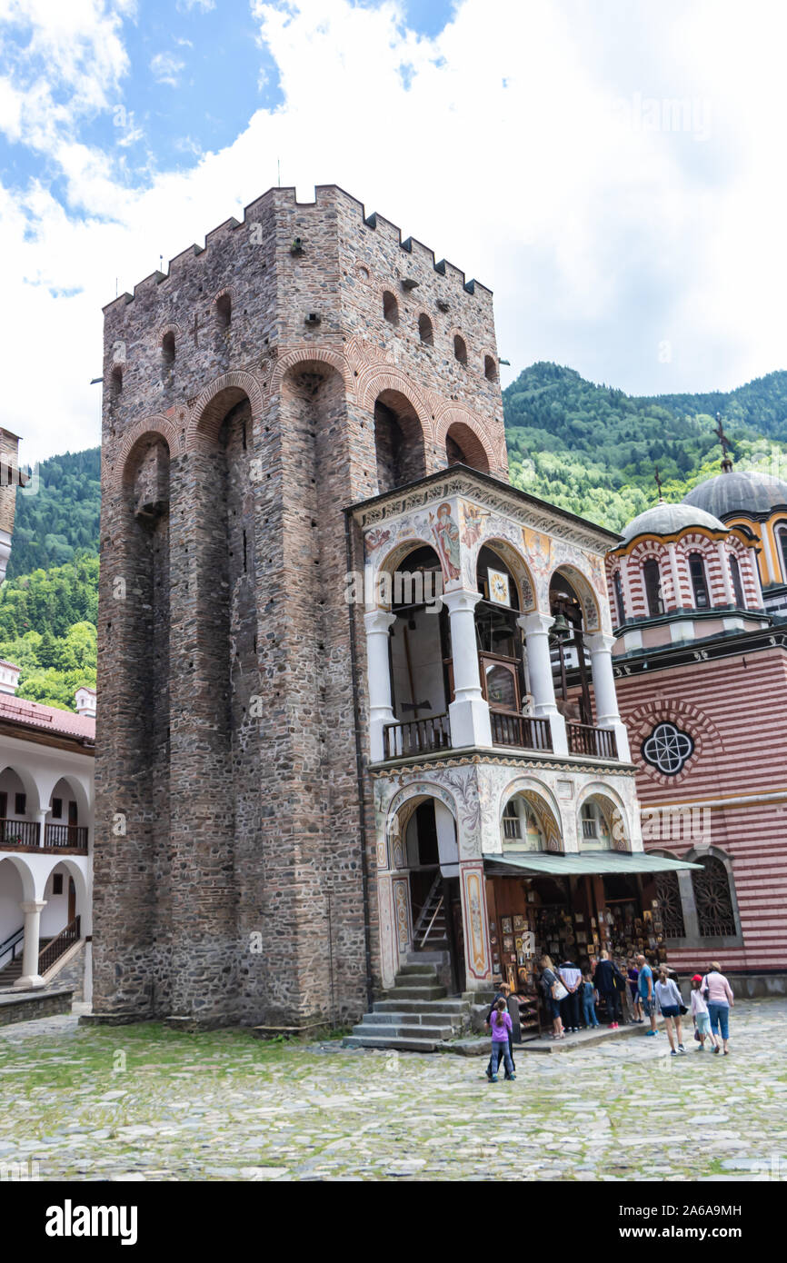 Il monastero di Rila, montagna Rila, Bulgaria - Luglio 17, 2019: Vista della Torre di Hrelyu nel monastero di Rila. Foto Stock