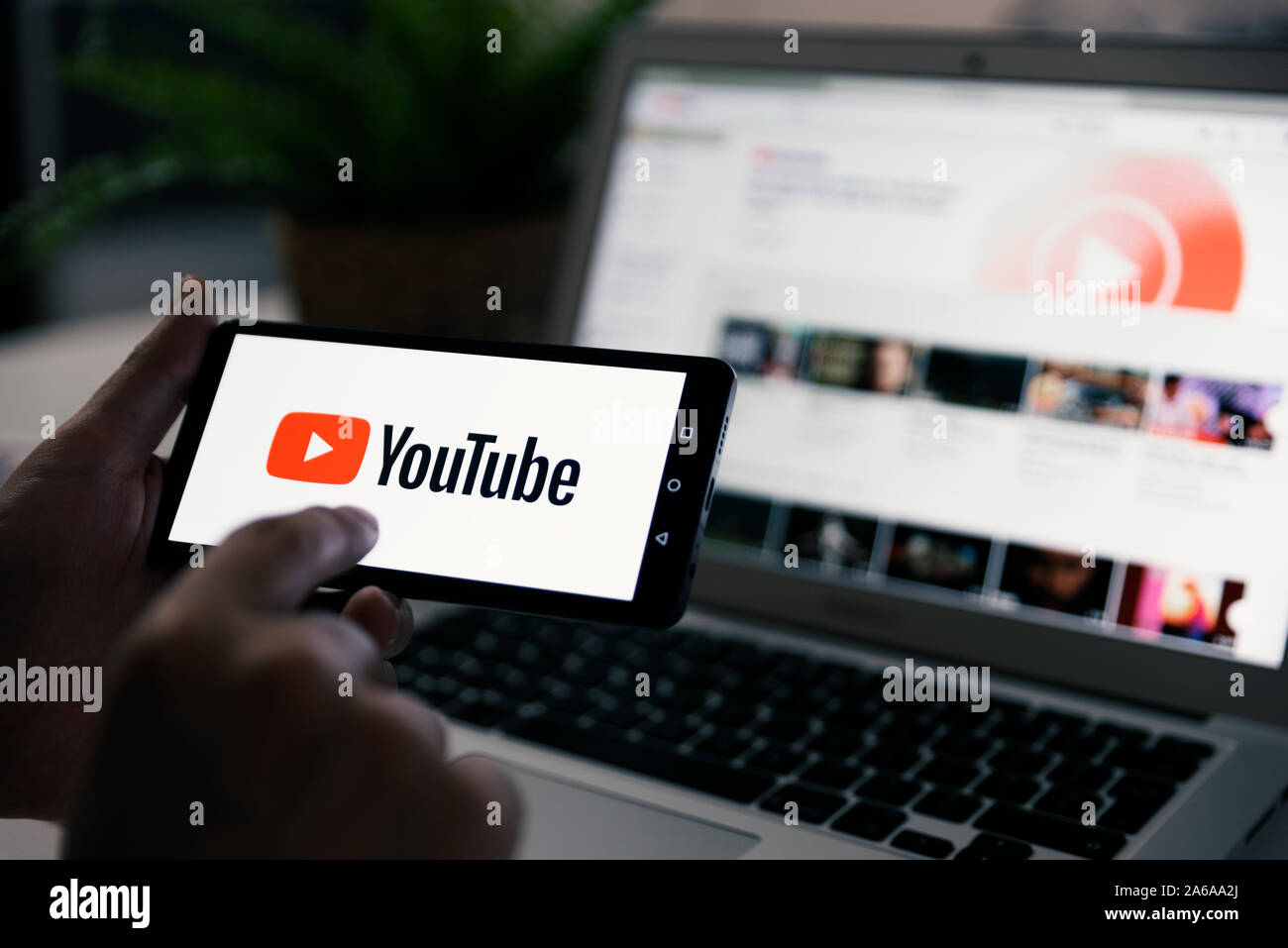 Wroclaw, Polonia - Ott 23, 2019: Uomo con smart phone con il logo YouTube sullo schermo. YouTube è il più popolare servizio di video sviluppato da Google. Foto Stock