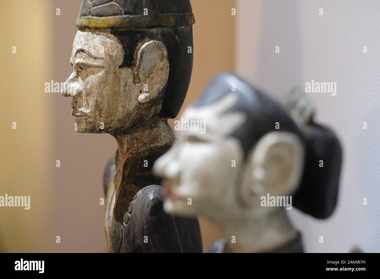 Antica pietra intagliata figure di uomini e donne dal sud-est asiatico Foto Stock Antica pietra intagliata figure di uomini e donne dal sud-est asiatico Foto Stock