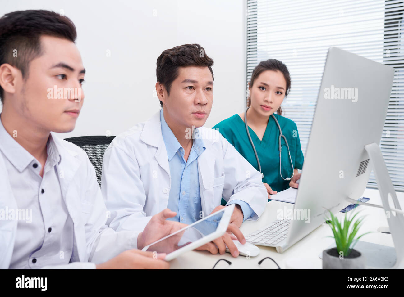 I giovani medici di usare il computer in ufficio in ospedale Foto Stock