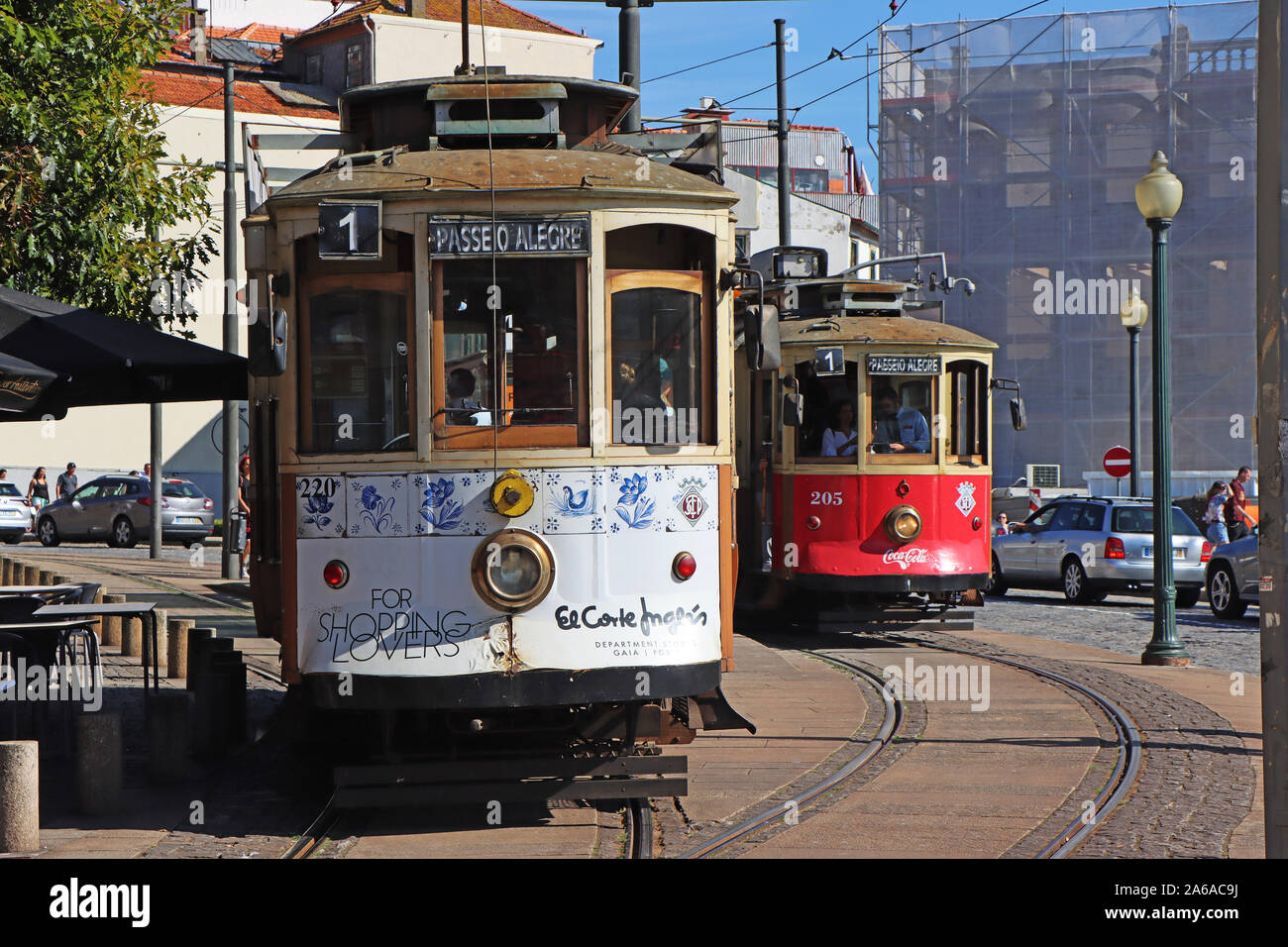 Porto, Portogallo - 06. Ottobre 2019: il famoso vecchio tram vintage sulla ferrovia sulla strada del centro storico di Porto Foto Stock