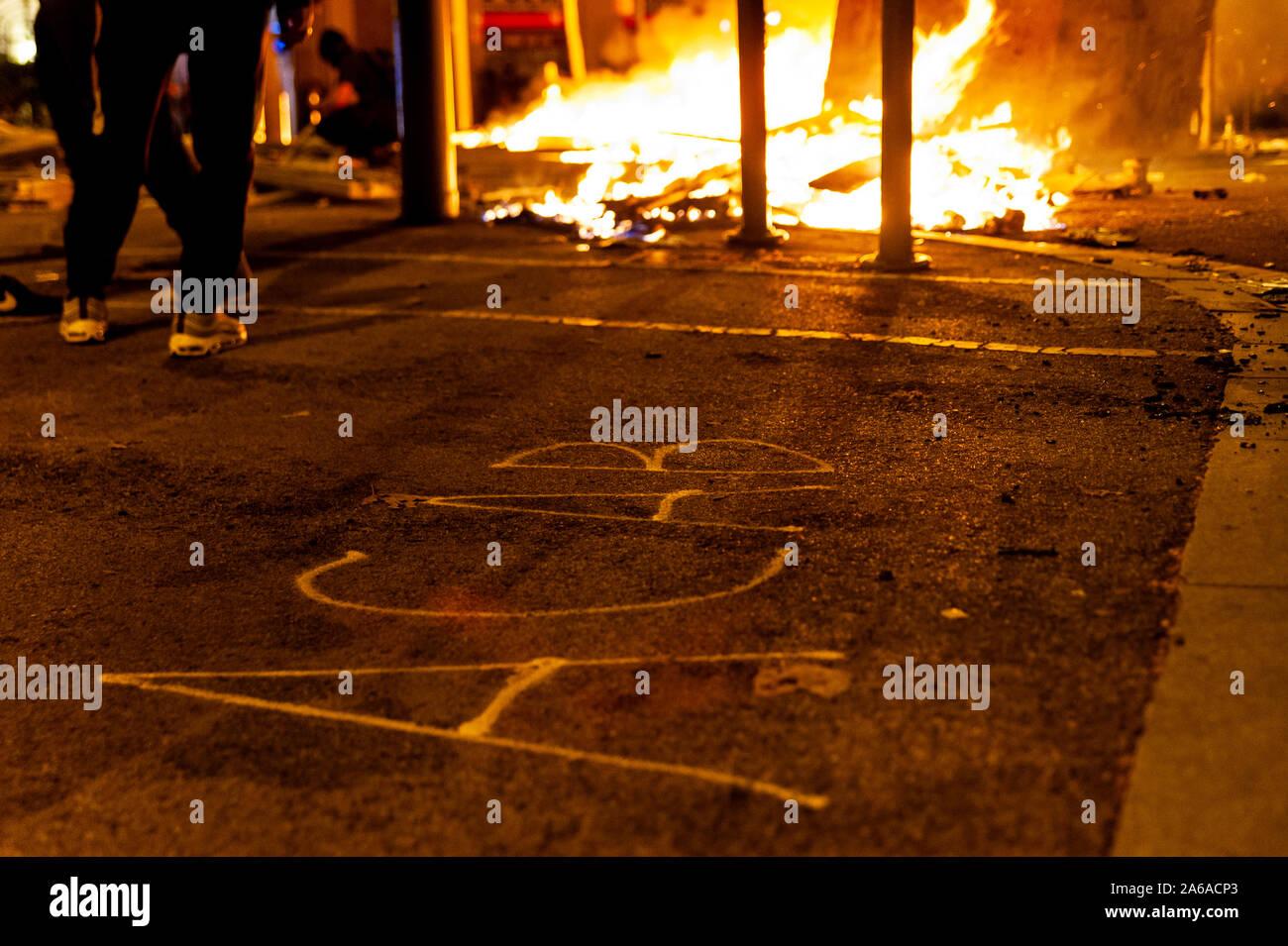 Barcellona, Spagna - 16 ottobre 2019: acab parola sulla strada asfaltata in montagna con il fuoco in background durante scontri e scontri con la polizia Foto Stock