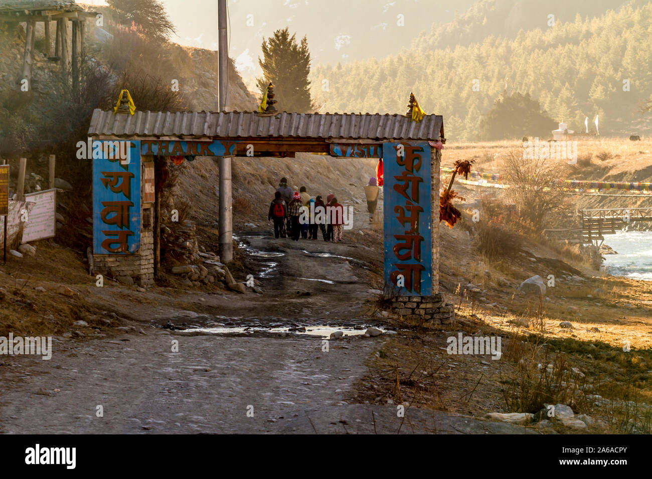 Braga, Nepal - Novembre 11, 2015: i bambini che vanno a scuola al mattino presto. Street nel villaggio di montagna di Braga (Braga) in Nepal Himalaya Foto Stock
