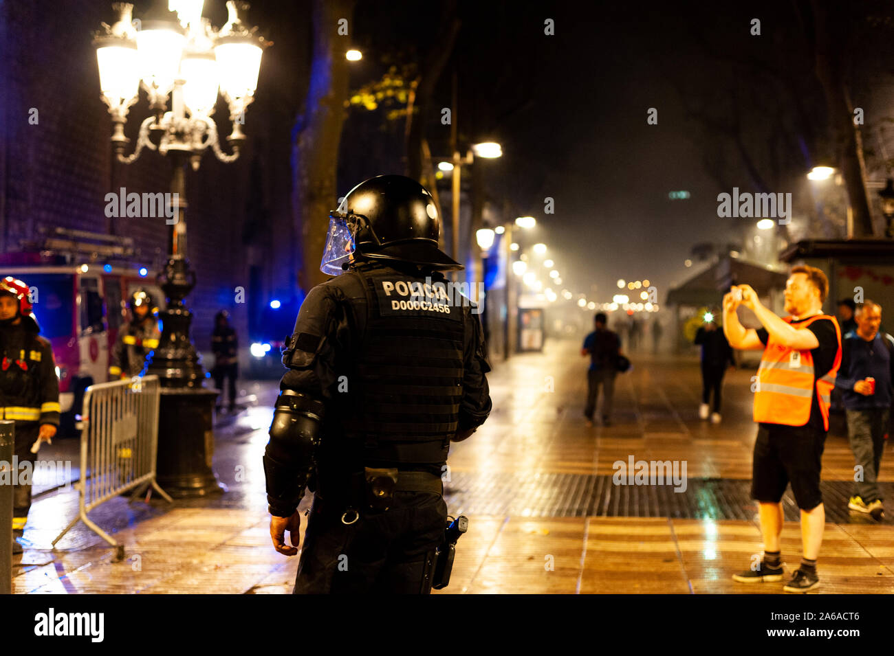 Barcellona, Spagna - 18 ottobre 2019: mossos d'esquadra in via ramblas polizia catalana con pistole di confrontarsi con i dimostranti di notte durante scontri Foto Stock