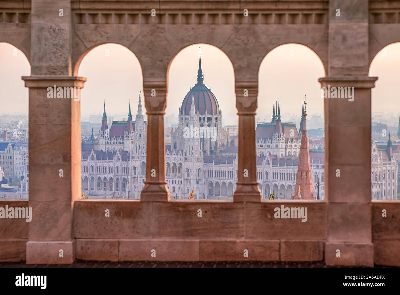 Bastione del Pescatore, Budapest. Immagine del Bastione del Pescatore a Budapest, la città capitale di Ungheria, durante il sunrise incluso del parlamento ungherese. Foto Stock