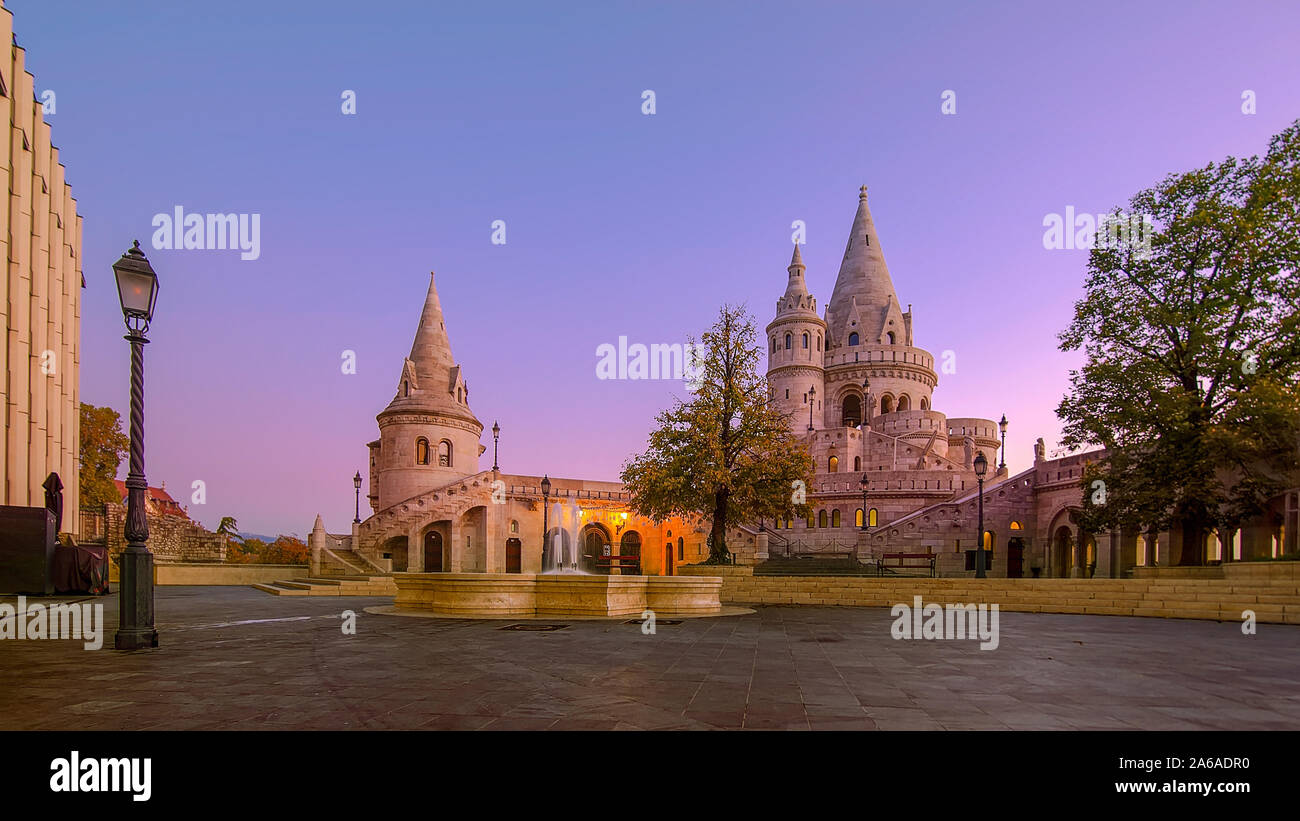 Bastione del Pescatore, Budapest. Immagine del Bastione del Pescatore a Budapest, la città capitale di Ungheria, durante il sunrise Foto Stock