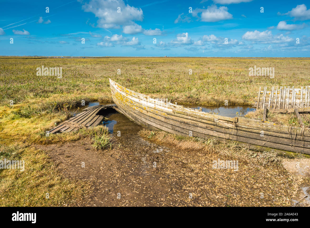 Rustico vecchia barca lasciata decadere sulle barene tra Blakeney e Cley accanto il mare villaggi costieri sulla costa del Norfolk del nord est dell'Inghilterra, Regno Unito. Foto Stock