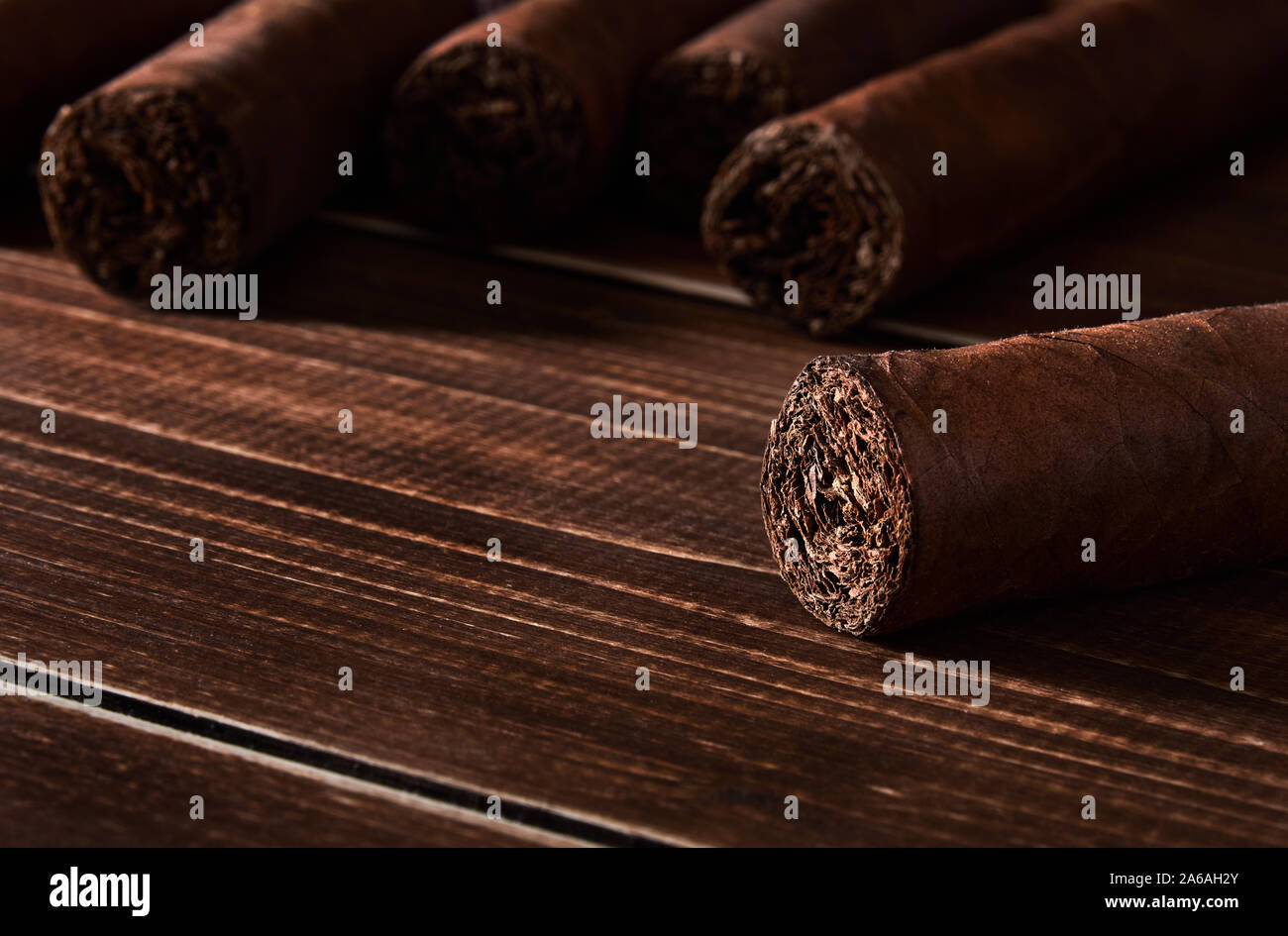 Ancora in vita con sigaro cubano su una vecchia tavola di legno tavolo con spazio per testo e sfondo sfocato. Foto Stock