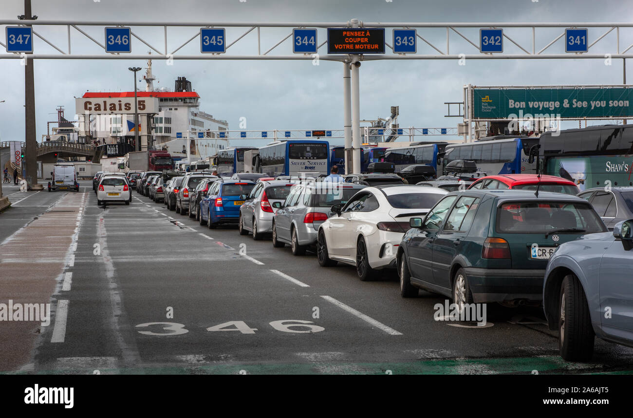 Calais Docks area portuale Calais Francia sept 2019 che mostra le automobili in coda per il traghetto e UK Border vigore entrata per il Regno Unito Foto Stock