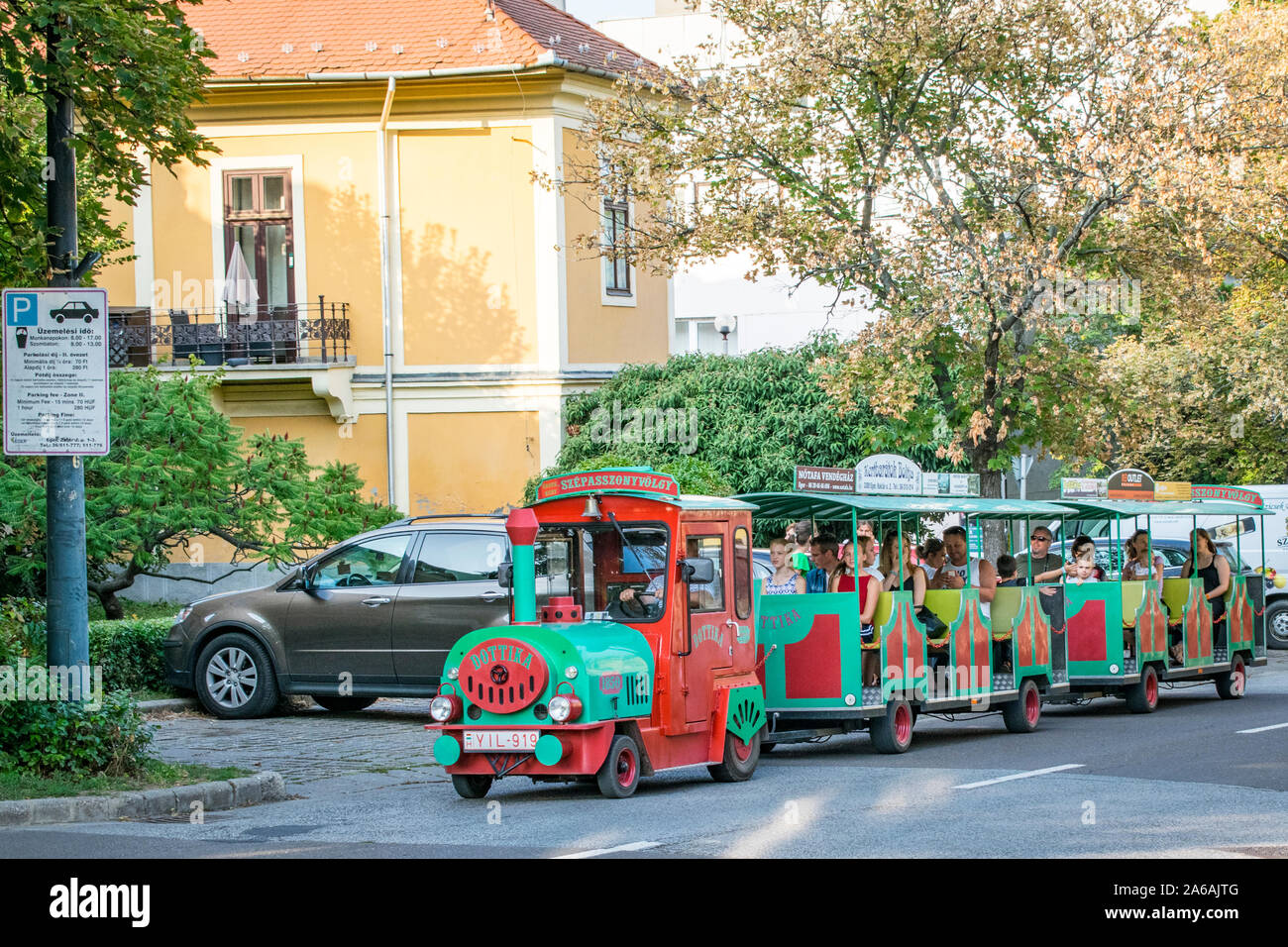 Kisvonat Eger, turisti in una escursione turistica in treno in Eger, Ungheria Foto Stock