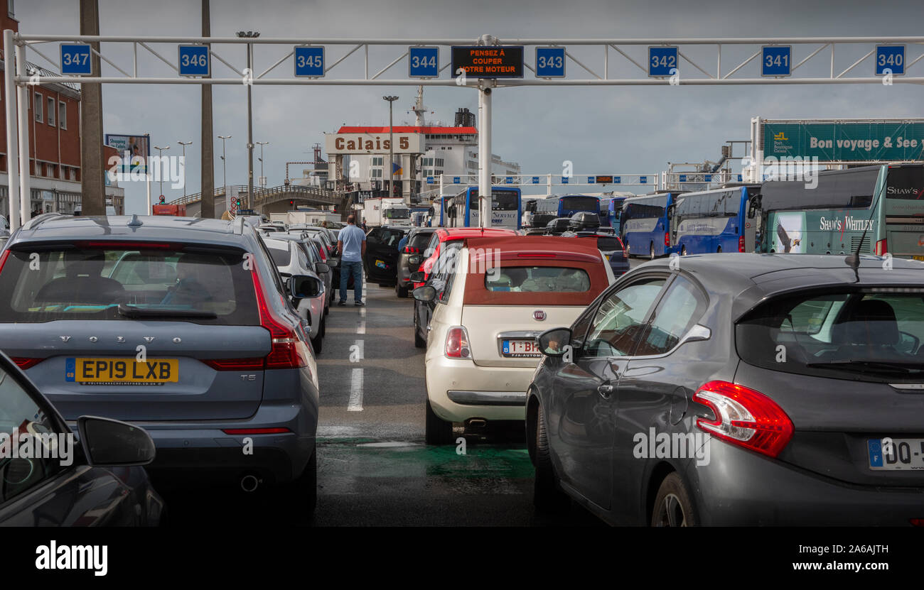 Calais Docks area portuale Calais Francia sept 2019 che mostra le automobili in coda per il traghetto e UK Border vigore entrata per il Regno Unito Foto Stock