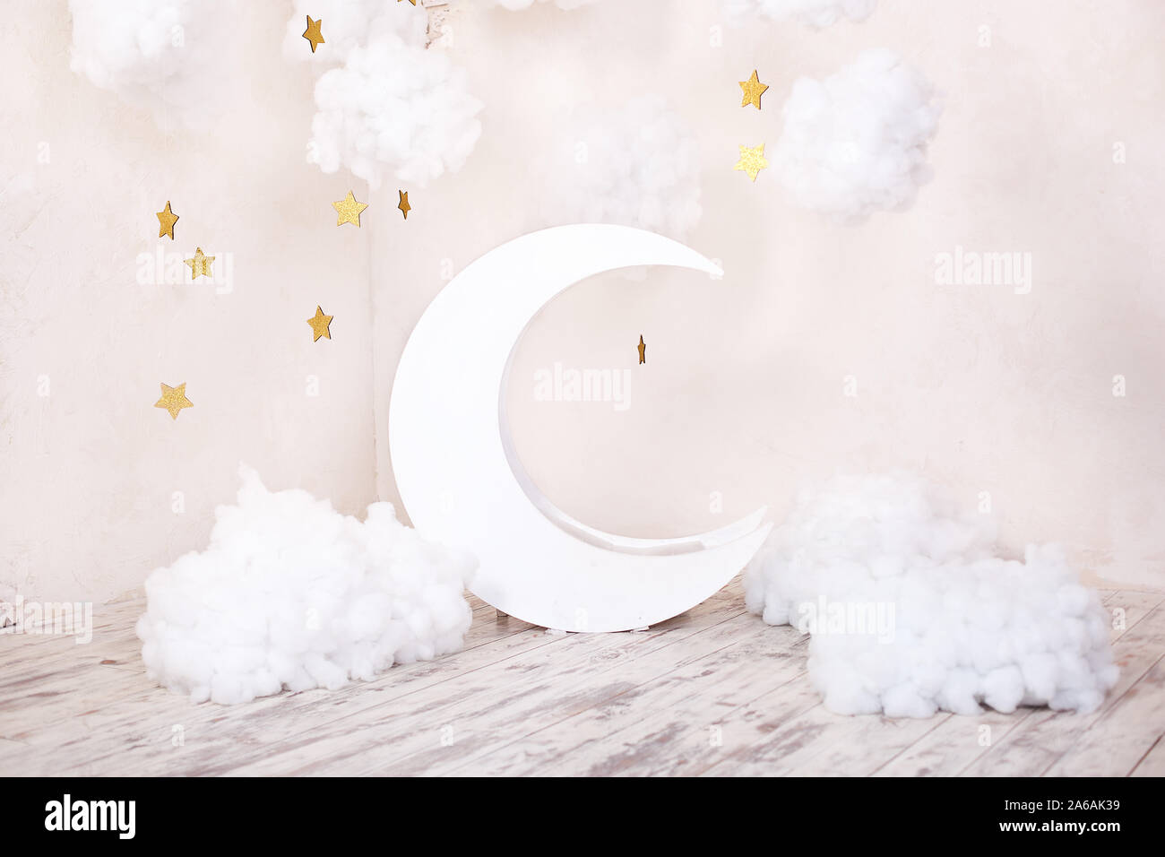 Elegante vintage camera per bambini con una luna in legno e nuvole di tessili. Bambini posizione per scattare una foto. Luna con le stelle e le nuvole sognanti decor. Foto Stock