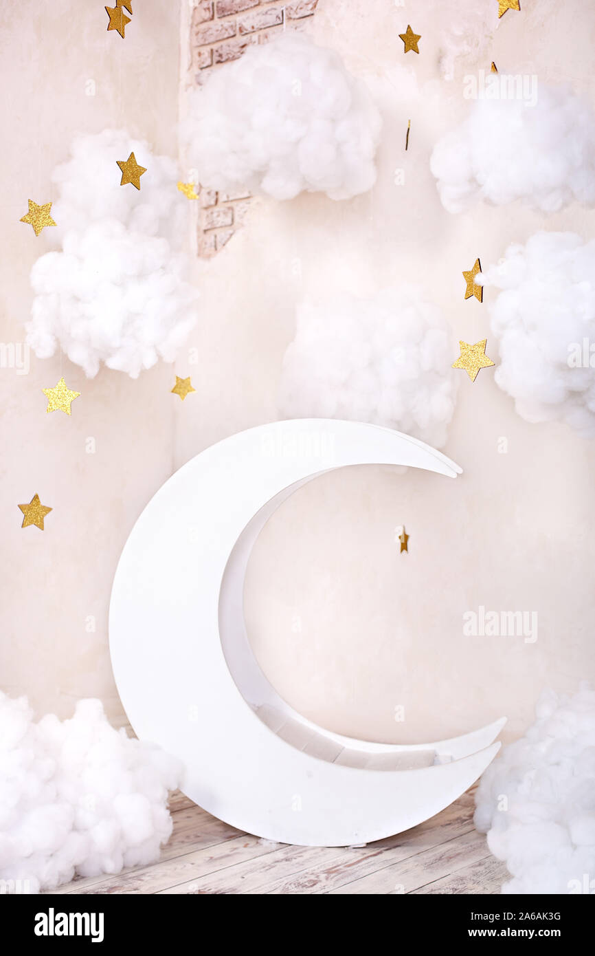 Elegante vintage camera per bambini con una luna in legno e nuvole di tessili. Bambini posizione per scattare una foto. Luna con le stelle e le nuvole sognanti decor. Foto Stock